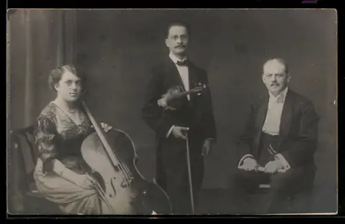 Foto-AK Musiktrio mit Geiger und Cellistin, 1915