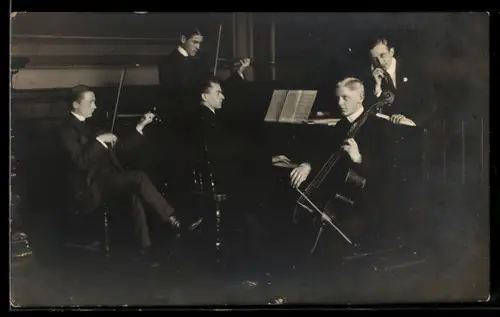 Foto-AK Musikquintett mit Geigern, Cello und Klavier