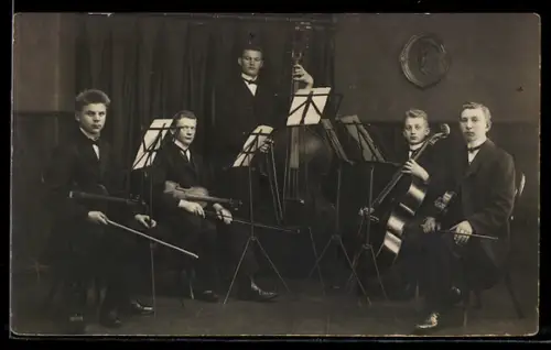 Foto-AK Musikquintett mit Geigern auf einer Bühne, Cello, Kontrabass