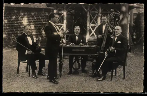 Foto-AK Musikquintett mit Geigern und Zither in einem Hof