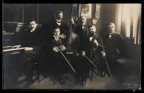 AK Sextett mit Geigen u. Klavier in einer Stube