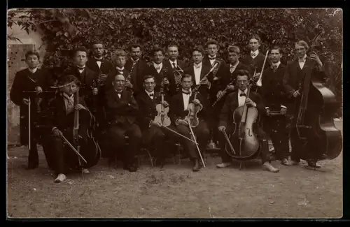 Foto-AK Orchester mit Geigern, Cellisten und Blasinstrumenten im Freien