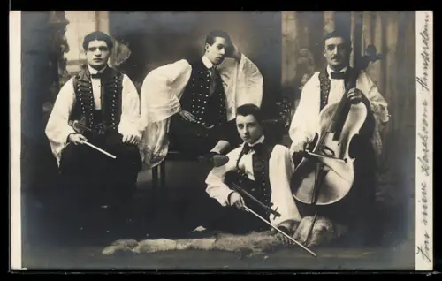 Foto-AK Musikquartett in Tracht mit Geigen u. Cello