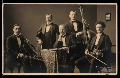 Foto-AK Musikquintett mit Geigern, Cello u. Bass