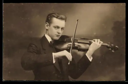 Foto-AK Geiger mit Fliege beim Spielen des Instruments