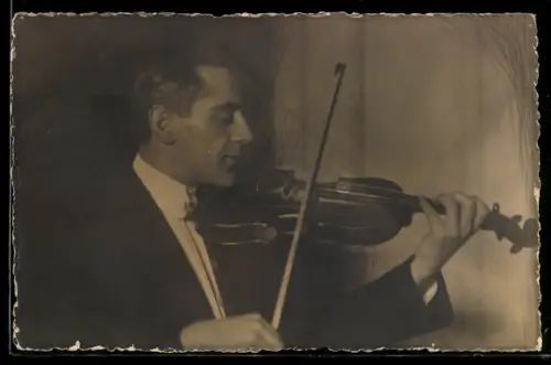 Foto-AK Geiger spielt sein Instrument, 1922