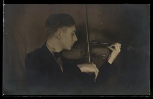 Foto-AK Junger Geiger beim Spielen seines Instruments