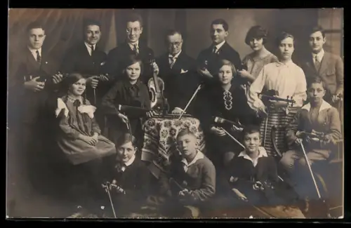 Foto-AK Jugendorchester, Gruppenbild mit Geigen