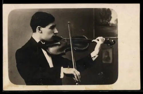 Foto-AK Junger Violinist beim Spielen seines Instruments