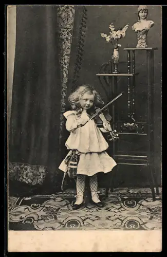 AK Kleine Geigerin beim Spiel