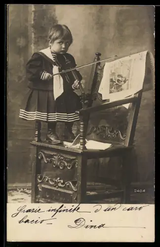 AK Kleine Geigerin, auf einer Stuhllehne sitzend