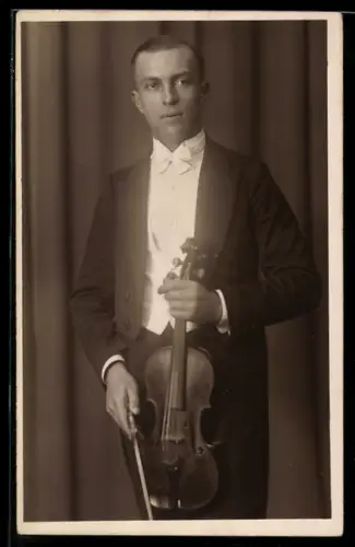 Foto-AK Geiger mit weisser Fliege, Portrait mit Instrument