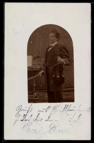 Foto-AK Geiger mit Instrument, Portrait