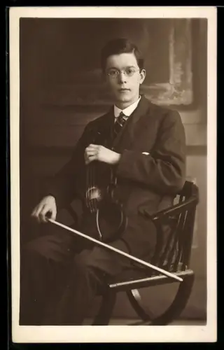 Foto-AK Junger Geiger im Dreiteiler mit Brille, Portrait mit Instrument