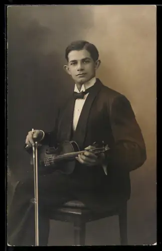 Foto-AK Junger Geiger mit Stehkragen u. Fliege, Portrait mit Instrument