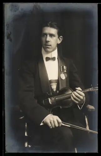 Foto-AK Junger Geiger mit Orden und Instrument