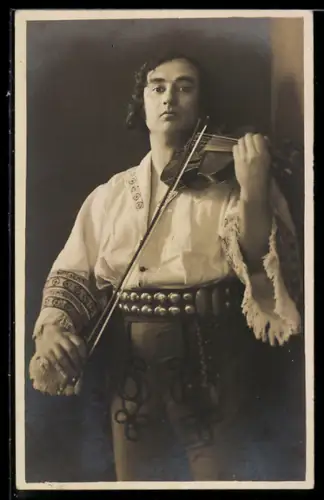 Foto-AK Geiger in Tracht beim Spiel