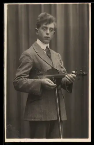 Foto-AK Junger Geiger, Portrait mit Instrument