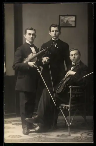 Foto-AK Drei Geiger mit Instrumenten, Portrait