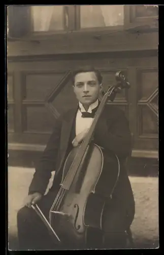 Foto-AK Cellist, Portrait mit Instrument