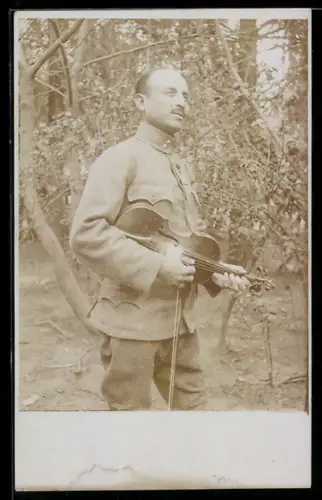 Foto-AK Soldat im Freien, Portrait mit Geige