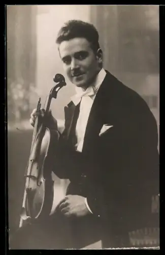 Foto-AK Geiger mit weisser Fliege, Portrait mit Instrument