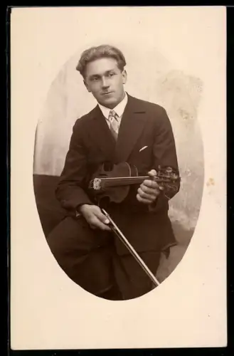 Foto-AK Rupert Kampmüller mit Geige, Portrait, 1932
