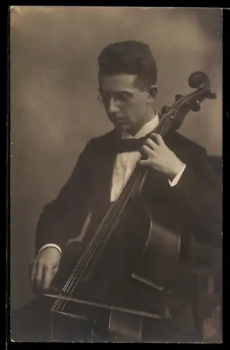 Foto-AK Junger Cellist beim Spielen des Instruments, 1921