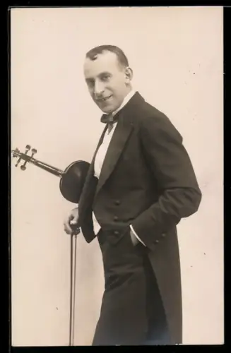 Foto-AK Geiger im Frack, Portrait mit Instrument