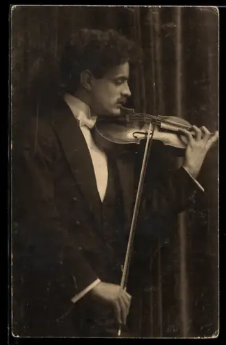 Foto-AK Geiger beim Spielen, Portrait mit Instrument