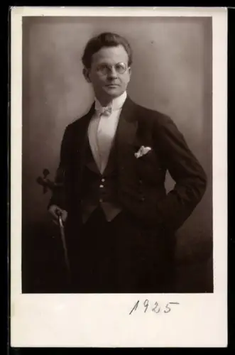 Foto-AK Geiger mit Geige unter dem Arm, Portrait, 1925