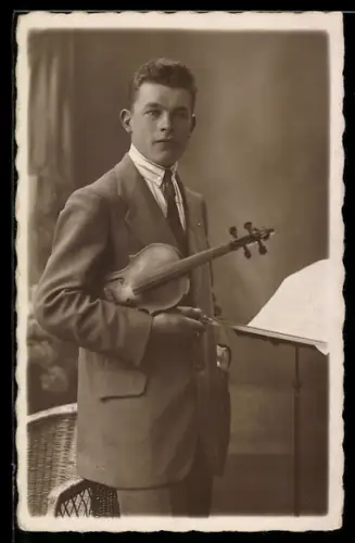 Foto-AK Junger Musiker mit Geige unter dem Arm, Portrait
