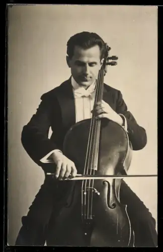 Foto-AK Cellist beim Spielen des Instruments, Portrait