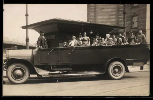 Foto-AK Kraftwagen vom Auto-Reisebüro Leipzig vor einer Olex-Tankstelle