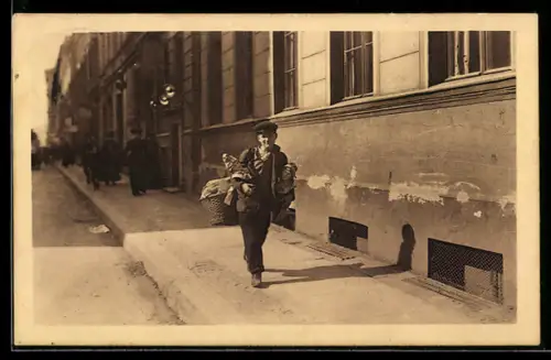 AK Berlin, Berliner Typen, Kauft Figuri!, Junge mit Puppen auf der Strasse