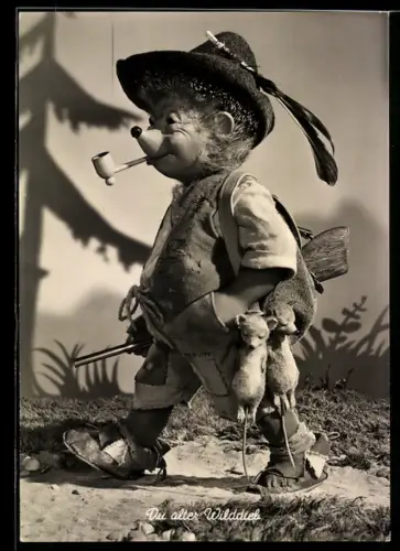 AK Mecki mit Pfeife und Gewehr auf dem Heimweg nach erfolgreicher Jagd