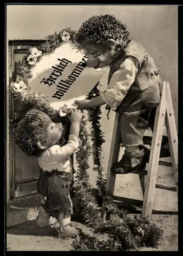 AK Igel Mecki und sein Sohn basteln ein Willkommens-Schild