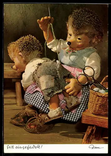 AK Igel Mecki's Frau näht Hose des Sohnes