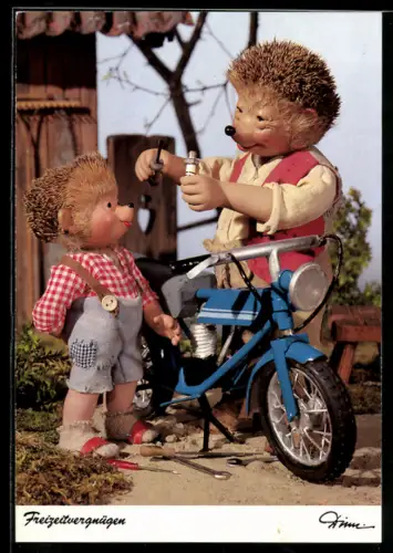 AK Igel Mecki und sein Sohn schrauben an ihrem Motorrad herum