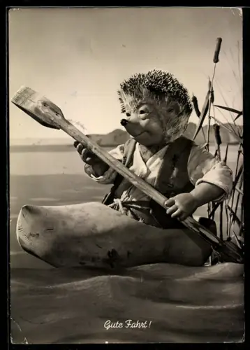 AK Igel Mecki im Holzschuhboot mit Paddel