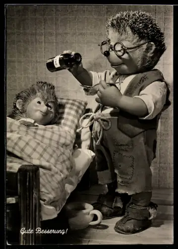 AK Igel Mecki verabreicht seinem Sohn Medizin