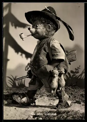 AK Mecki mit Pfeife und Gewehr auf dem Heimweg nach erfolgreicher Jagd