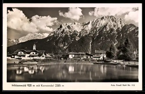 AK Mittenwald /Karwendel, Ortsansicht mit Spiegelung im Wasser