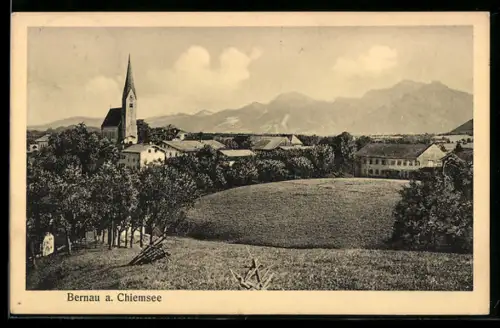 AK Bernau a. Chiemsee, Ortsansicht mit Kirche und Alpenpanorama