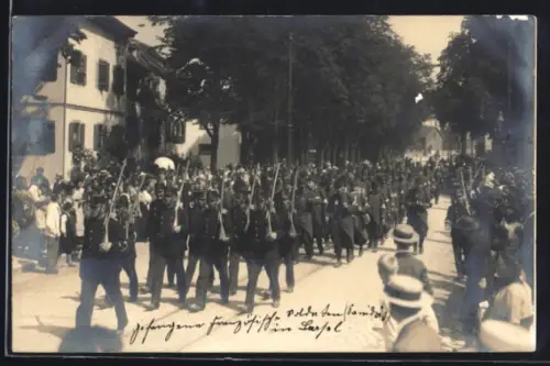 Foto-AK Basel, Einzug internieter französischer Soldaten, Eskorte durch Schweizer Soldaten vom Bataillon 144
