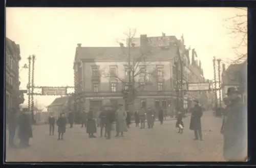 Foto-AK Hagen /Westf., Partie am Gasthof Adolf Horn, Gruss-Plakate der Stadt über den Strassen