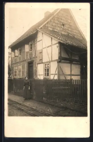 Foto-AK Vogelbeck /Einbeck, Haus Bohnsack mit Frau