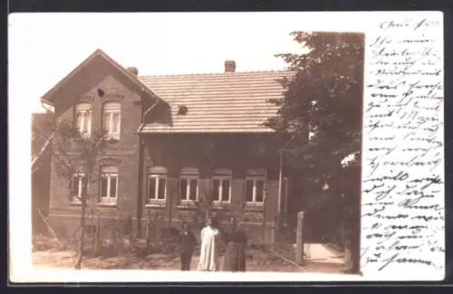 Foto-AK Gadenstedt /Ilsede, Gruppe vor einem Wohnhaus