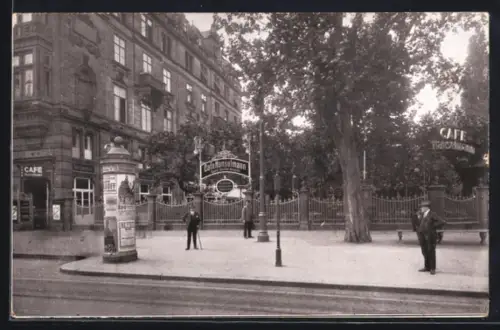 Foto-AK Mainz, Cafe Hanselmann mit Litfasssäule