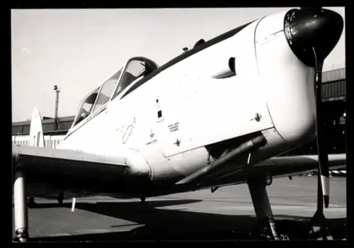 Fotografie Flughafen Berlin-Tempelhof, Flugzeug De Havilland Canada DHC-1 Chipmunk T10, RAF WD289 vor Hangar